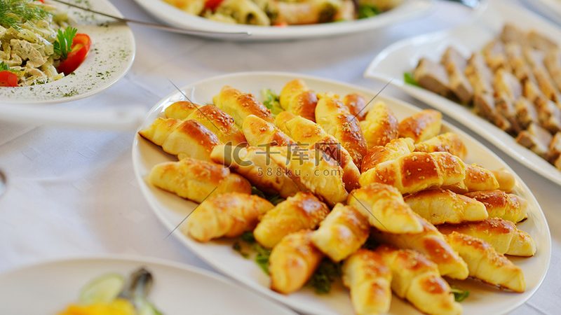 老人吃消化饼干好还是粗粮饼干好？营养成分与功效对比分析