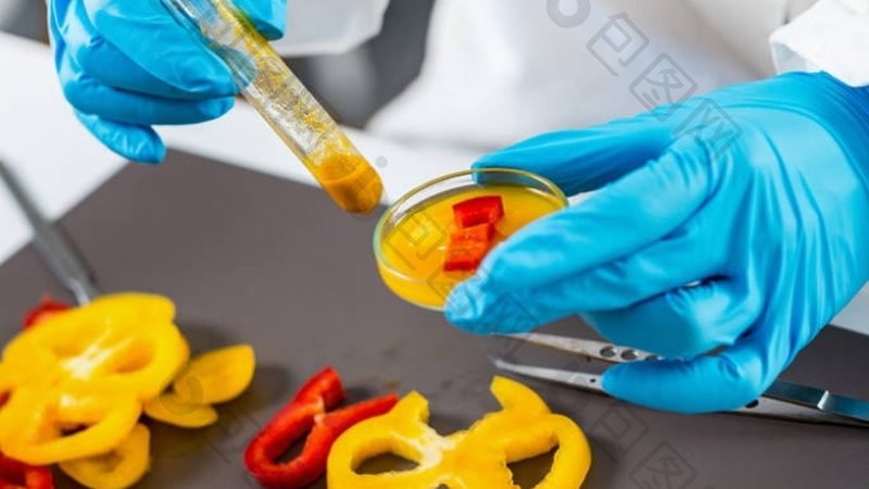 孩子吃糖粘牙别硬抠，聪明妈妈这样做